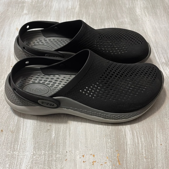 Crocs Literide Cushioned Clogs EUC
Size Men8/Women 10 Black /Grey Shoes - Picture 1 of 11